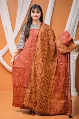 প্রিমিয়াম কটন থ্রি-পিস উইথ অরগেন্ডি টার্সেল পাইপিং ওড়না